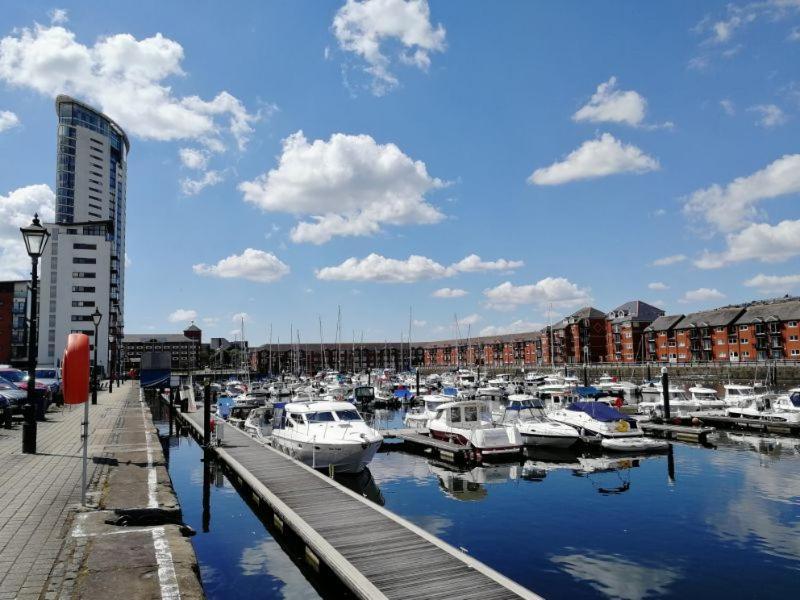 Soak Up The Light At A Soothing, Stylish Apartment In Swansea Marina Exterior photo